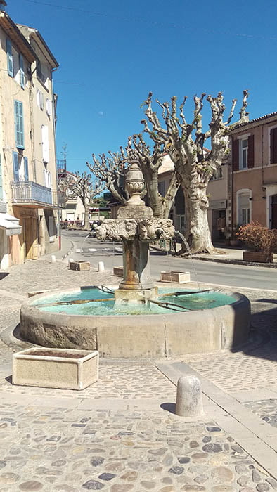 Fontaine de village en provence