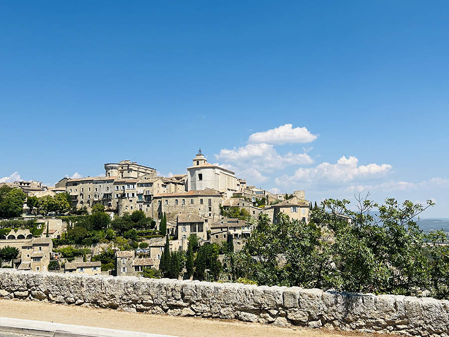 Visite du beau village de Gordes dans le Luberon