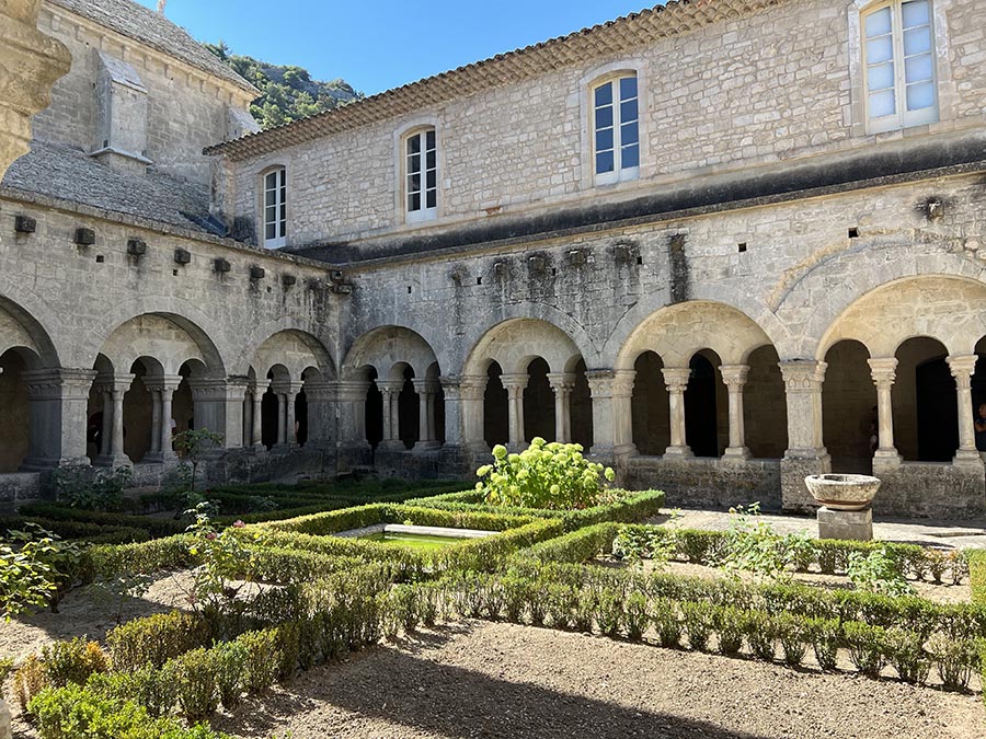 Cloitre de l'abbaye sistercienne de Sénanque